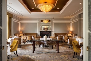 3 restaurants, breakfast served