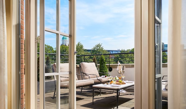 Suite, 1 Schlafzimmer (Dining, Outdoor Terrace) | Bettwäsche aus ägyptischer Baumwolle, hochwertige Bettwaren