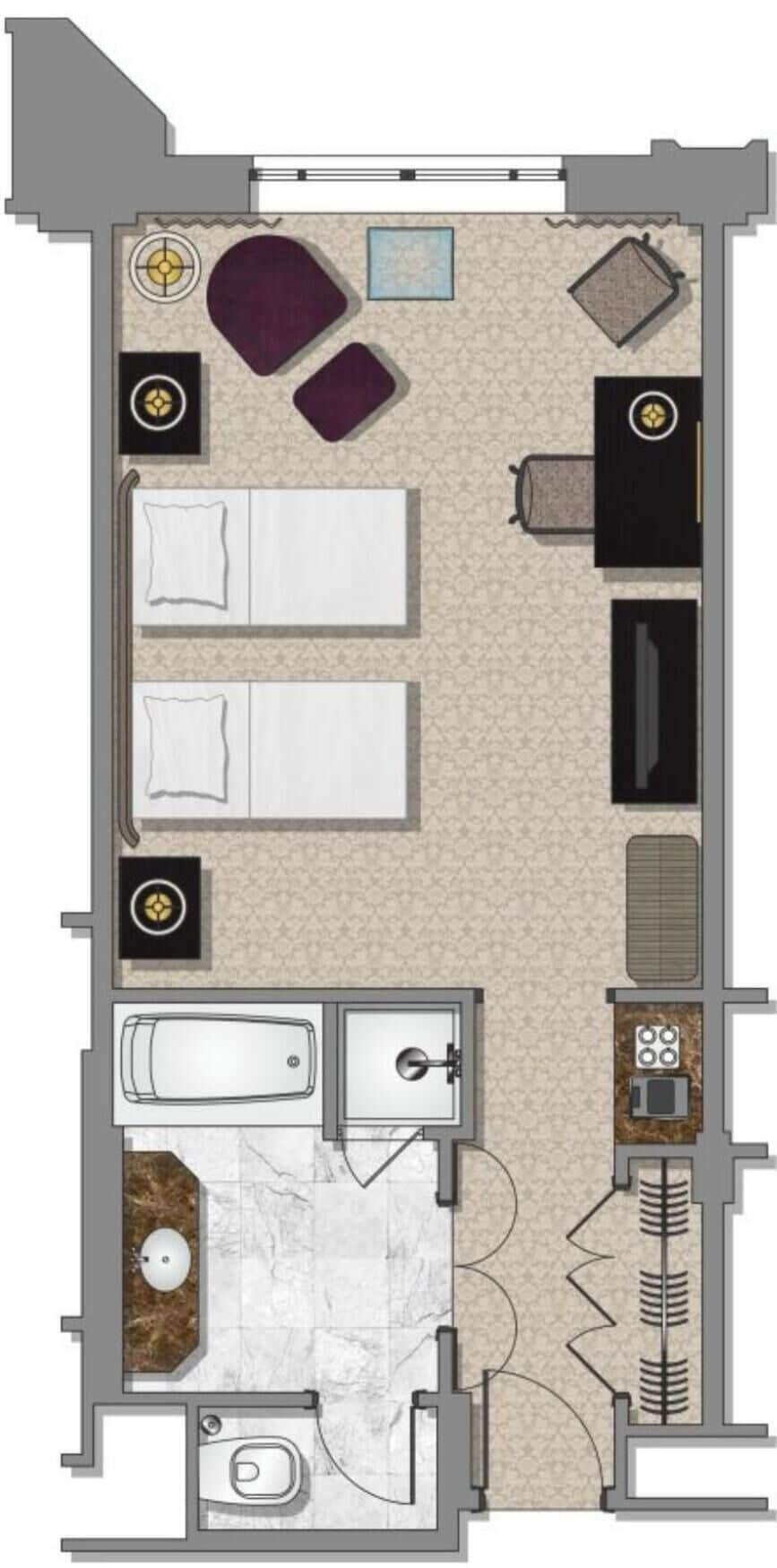 Distribución de una habitación de hotel con cama, dos mesitas de noche, baño con bañera, inodoro y lavabo, y un pequeño rincón de descanso con una silla y una mesa.