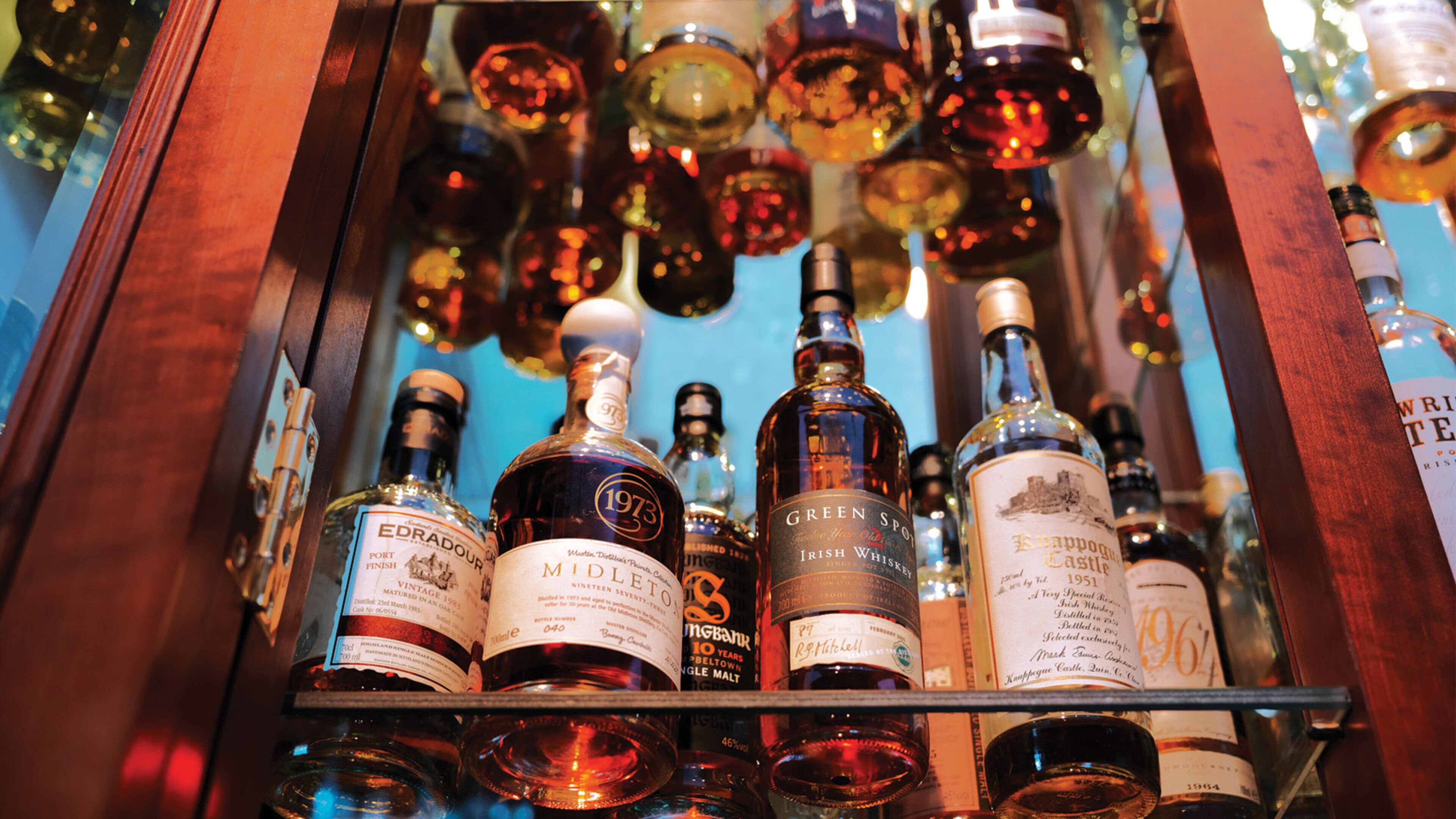Varietat de botelles de whisky a l'estant.