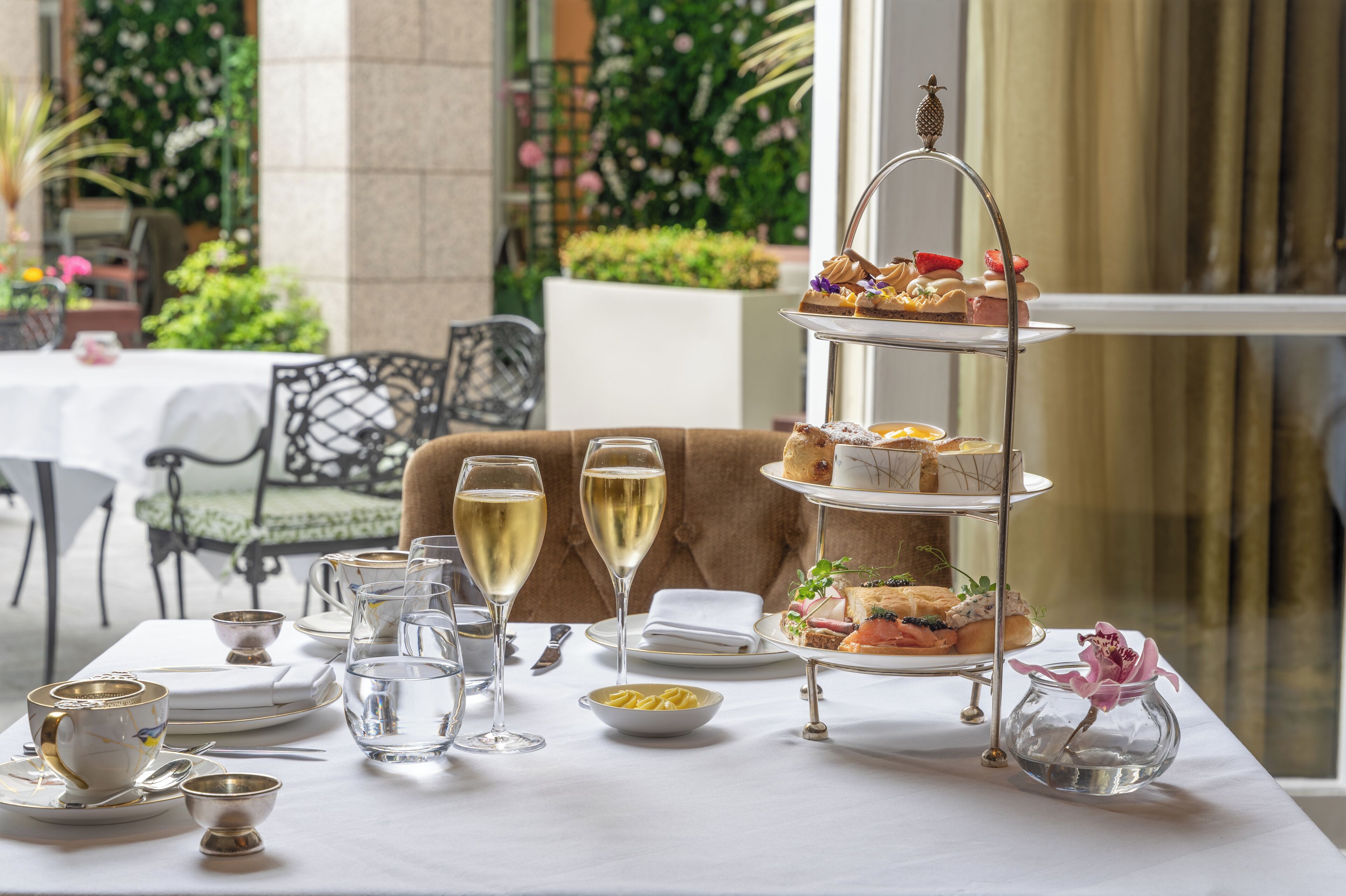 3 restaurants, breakfast served