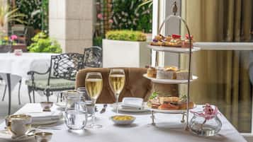 2 restaurants; breakfast, lunch, dinner and brunch served