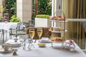 2 restaurants servant le déjeuner, le dîner, le souper et le brunch