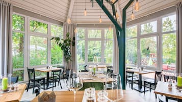 2 restaurants, breakfast, lunch served; local and international cuisine