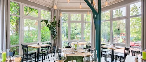 2 restaurants, breakfast, lunch served; local and international cuisine