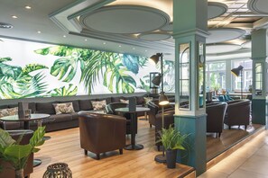 2 restaurantes, café da manhã, local e internacional