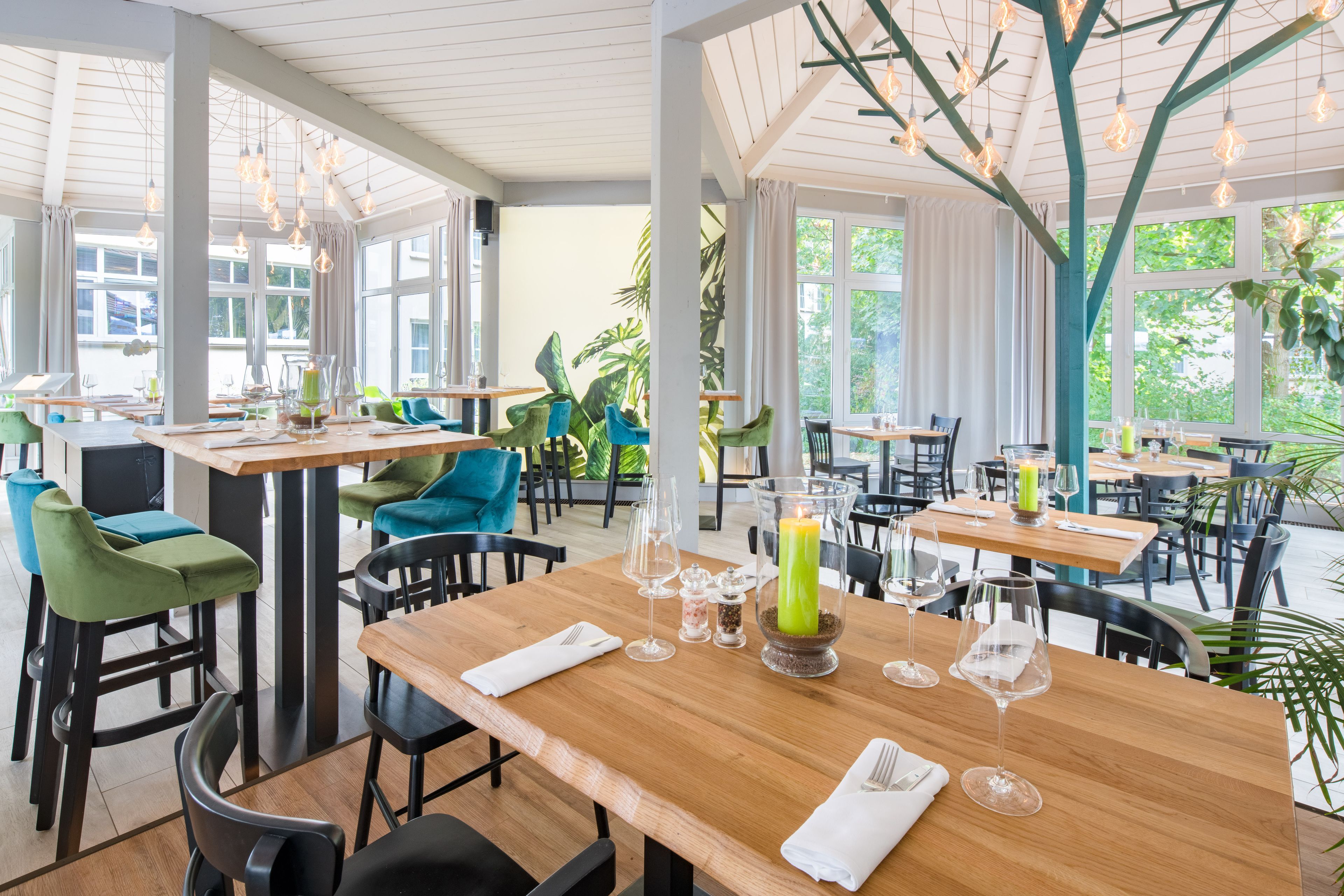 2 restaurants, breakfast, lunch served; local and international cuisine