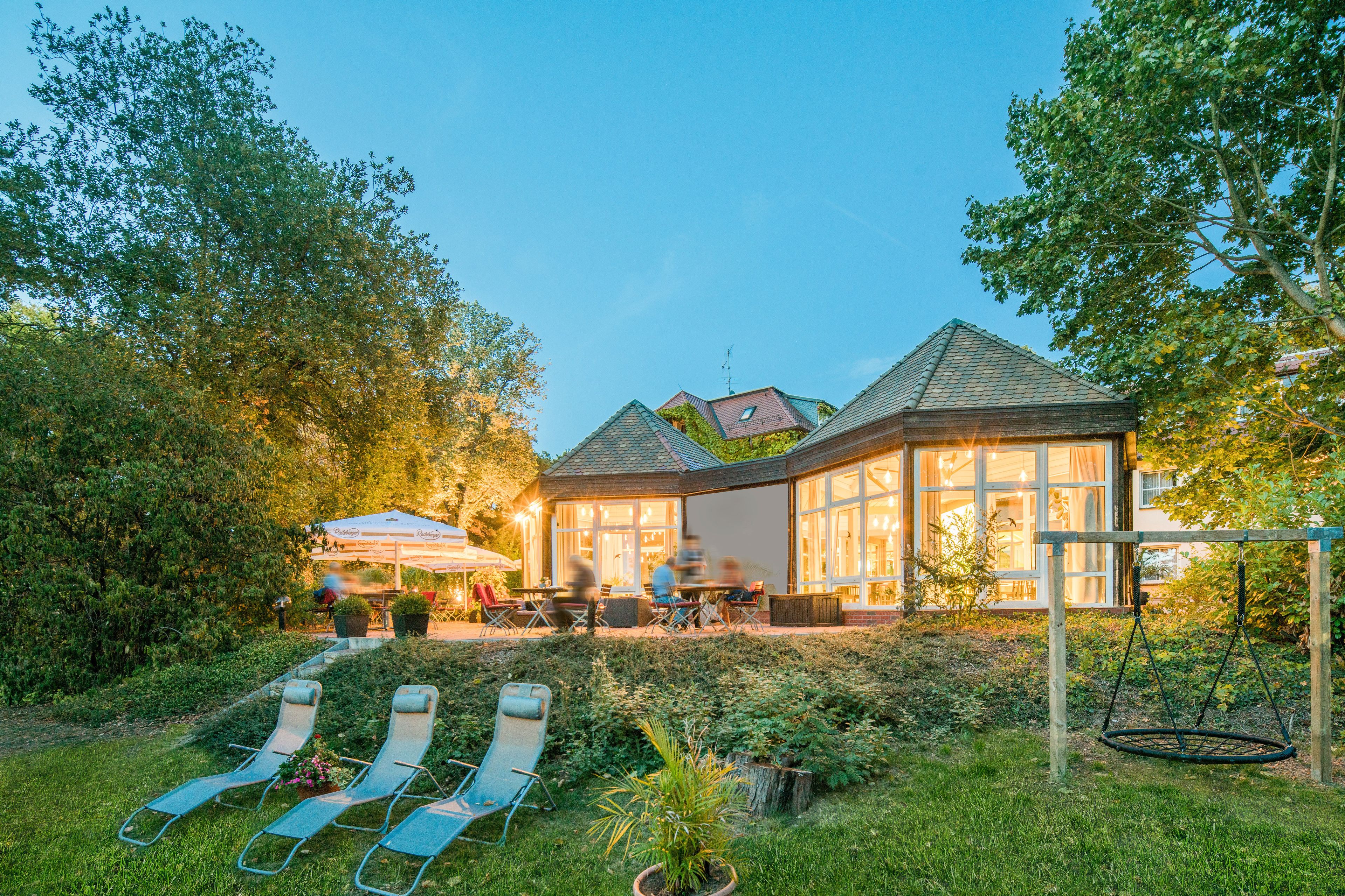 2 restaurantes, se sirve desayuno, cocina local e internacional 