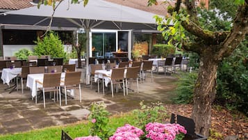 Frühstück, Mittagessen, Abendessen, lokale Küche, Blick auf den Garten