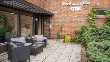 Frokost, lunsj og middag serveres, lokale retter, utsikt mot hagen