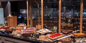 Déjeuner et dîner servis sur place, cuisine locale, vue sur le jardin
