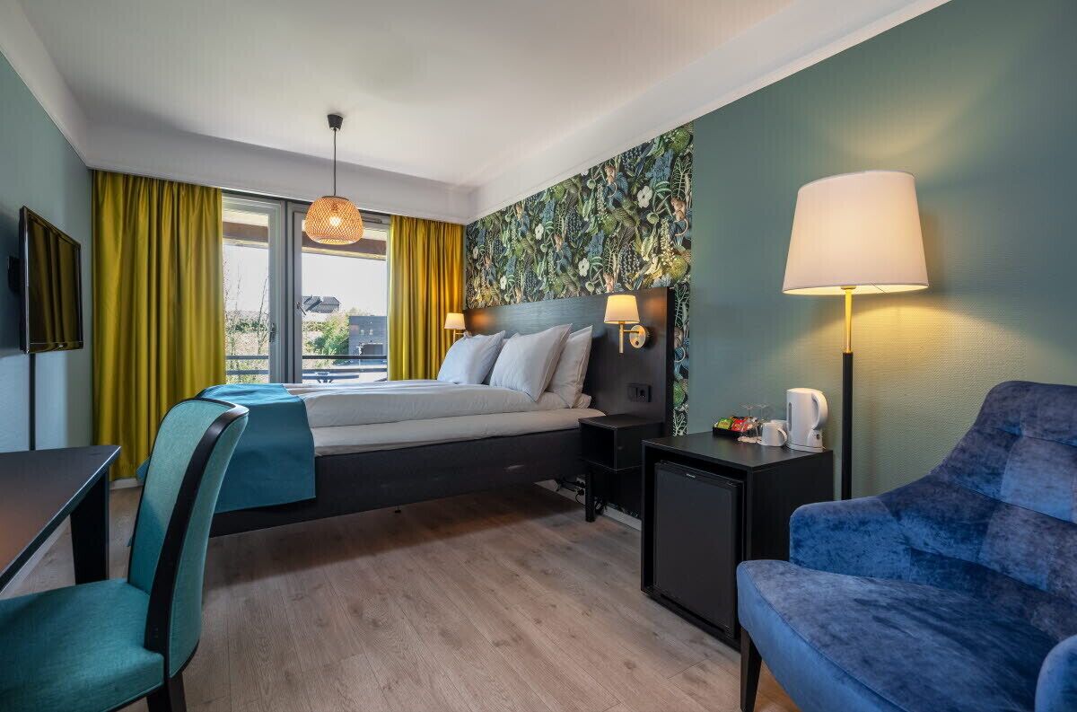 standard room, 1 queen bed, non smoking | premium bedding, minibar, desk, free wifi