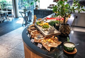 Breakfast, lunch, dinner served; local cuisine, garden views  - Thon Hotel Asker (Asker)