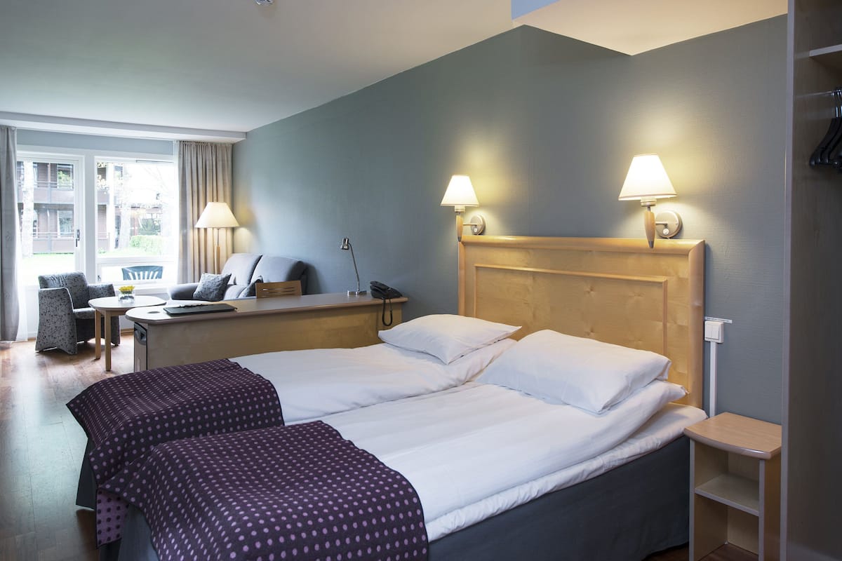 Premium bedding, minibar, desk, free WiFi