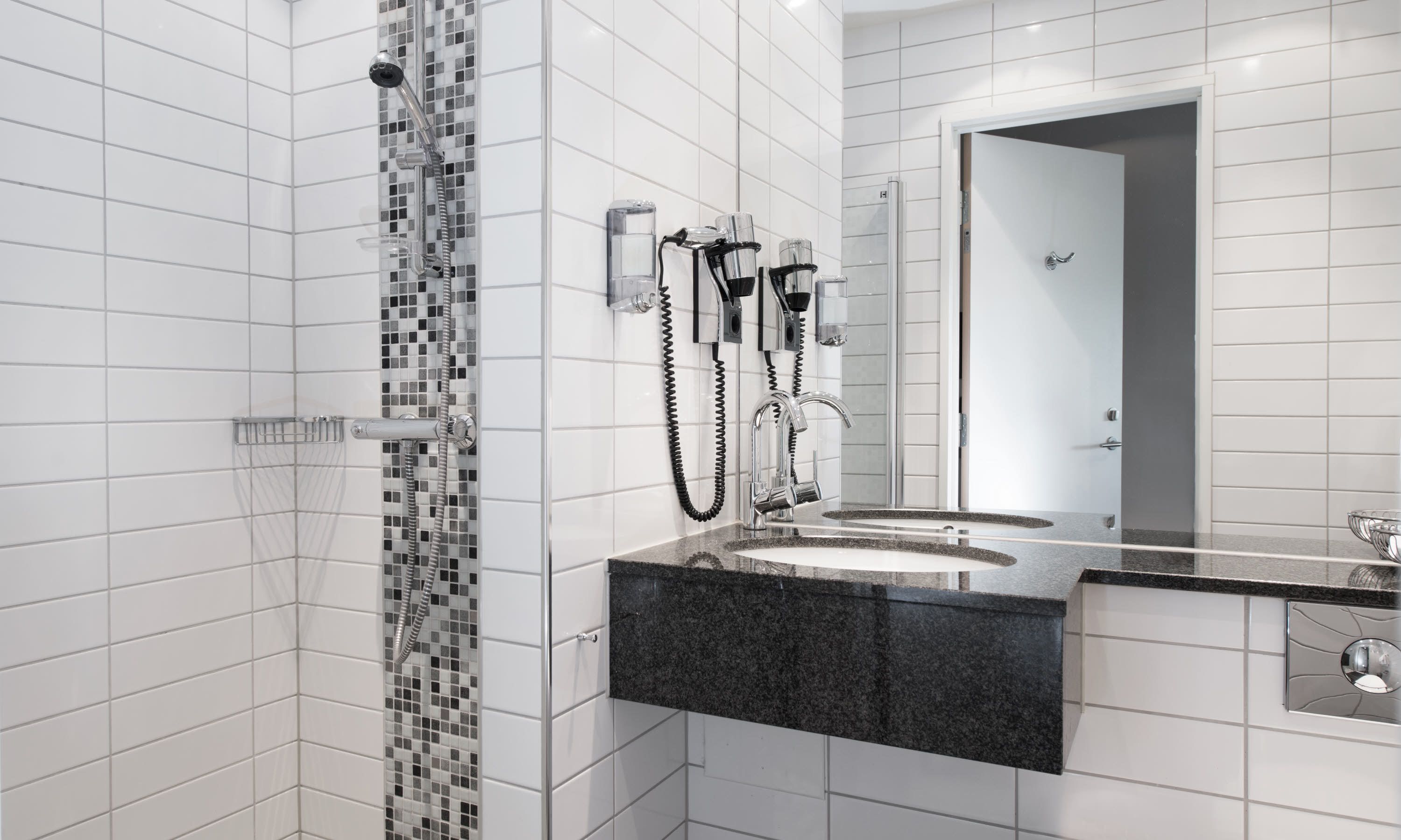 standard room, 1 queen bed, non smoking | bathroom | shower, hair dryer, towels