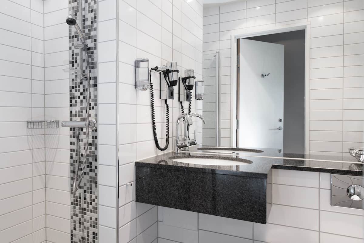 淋浴設備、吹風機、毛巾