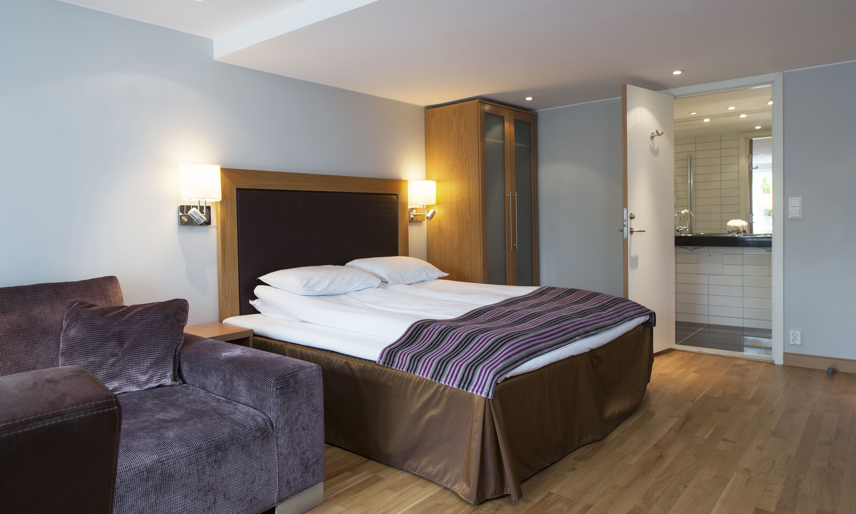 Familierom, 2 enkeltsenger, ikke-røyk (Standard) | Sengetøy av topp kvalitet, minibar, skrivebord og wi-fi (inkludert)