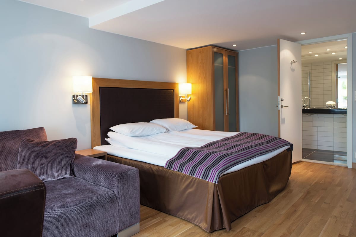 Familierom, 2 enkeltsenger, ikke-røyk (Standard) | Sengetøy av topp kvalitet, minibar, skrivebord og wi-fi (inkludert)