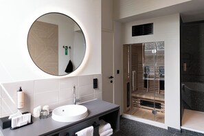 Luxury Studio Suite | Bathroom | Eco-friendly toiletries, hair dryer, towels, soap - Hotel Keyser Breda (Breda)