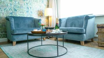 Romantic Studio Suite | Living area | Flat-screen TV