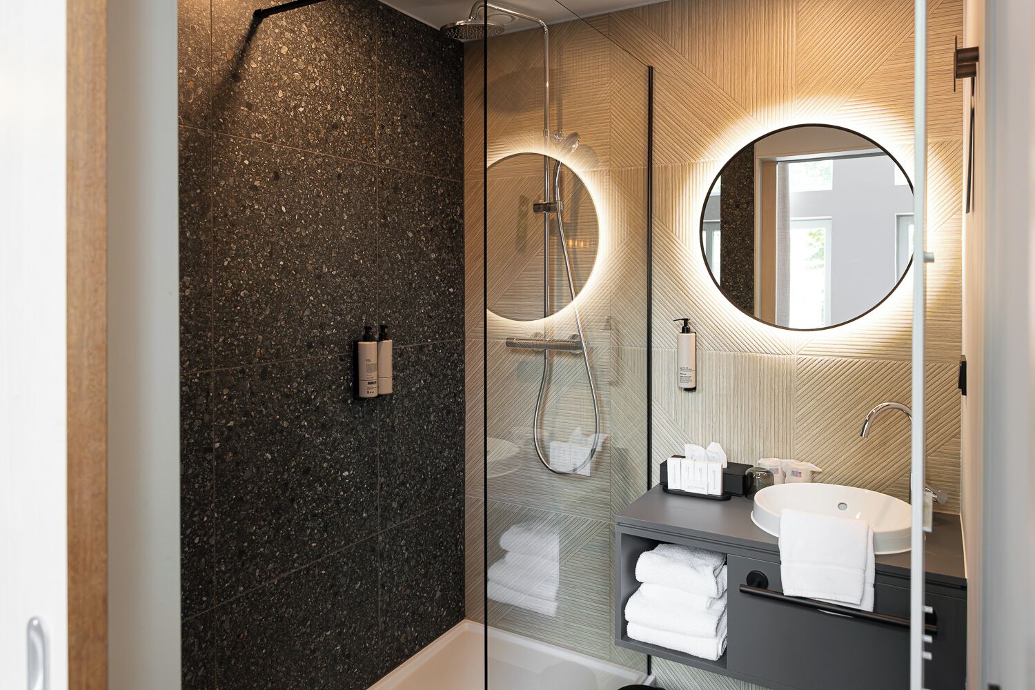 deluxe room | 1 bedroom, memory-foam beds, in-room safe, desk