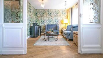 Romantic Studio Suite | Living area | Flat-screen TV