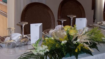 供應早餐、午餐和晚餐,當地料理