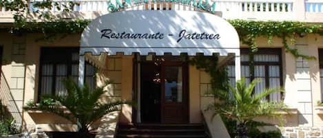 Un edificio con un letrero que dice "Santa Barbara Restaurant - Jatetzka".