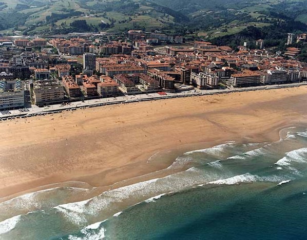 Beach nearby, white sand, 6 beach bars