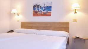 Escritorio, espacio para trabajar con laptop y cortinas blackout 