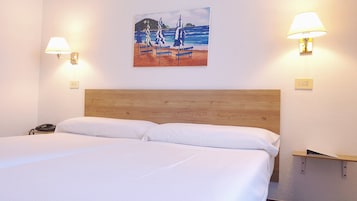 Escritorio, espacio para trabajar con laptop y cortinas blackout