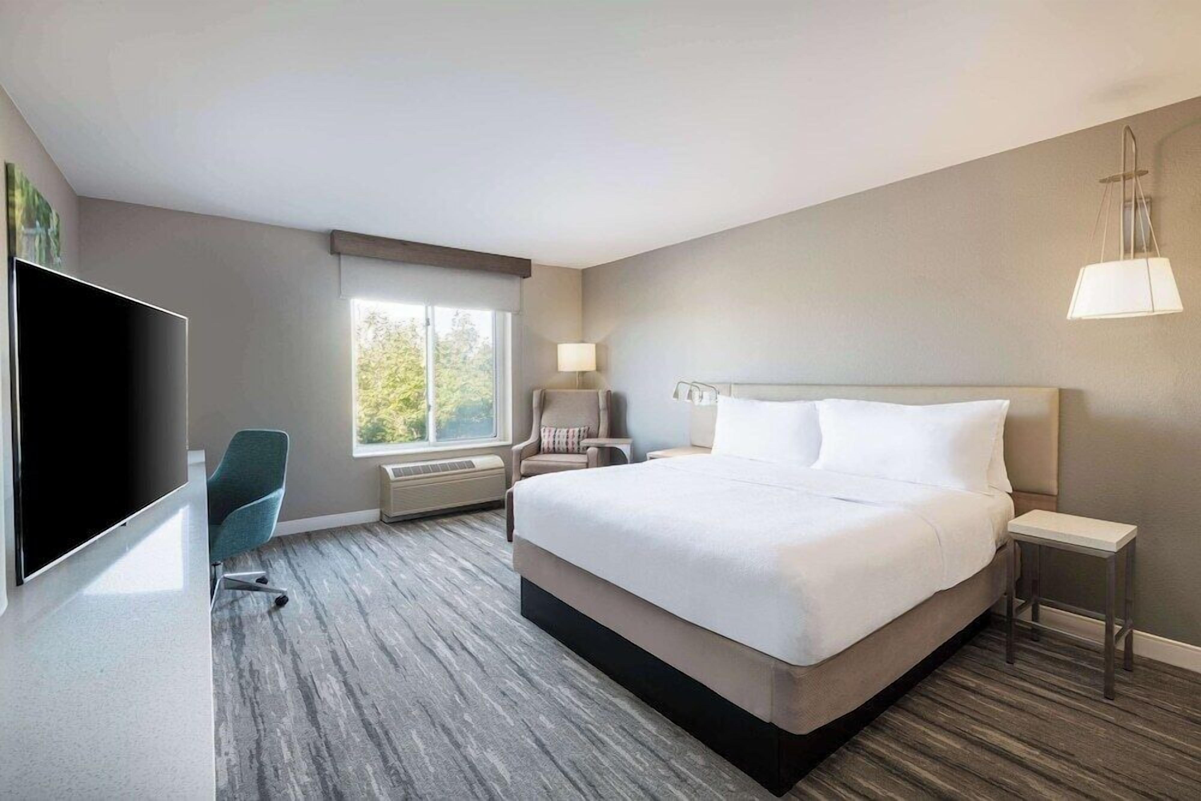 Premium bedding, in-room safe, iron/ironing board