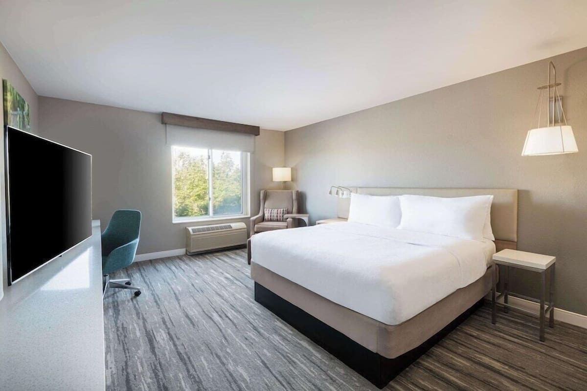 Premium bedding, in-room safe, iron/ironing board