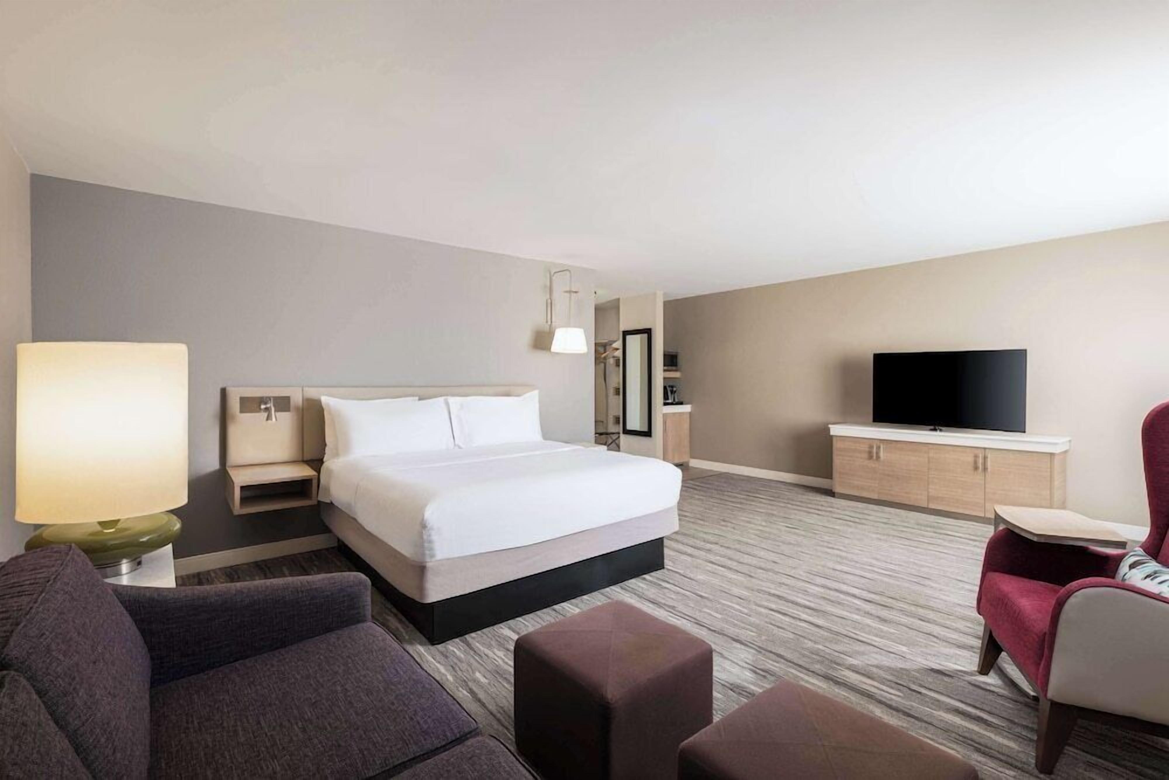 Premium bedding, in-room safe, iron/ironing board