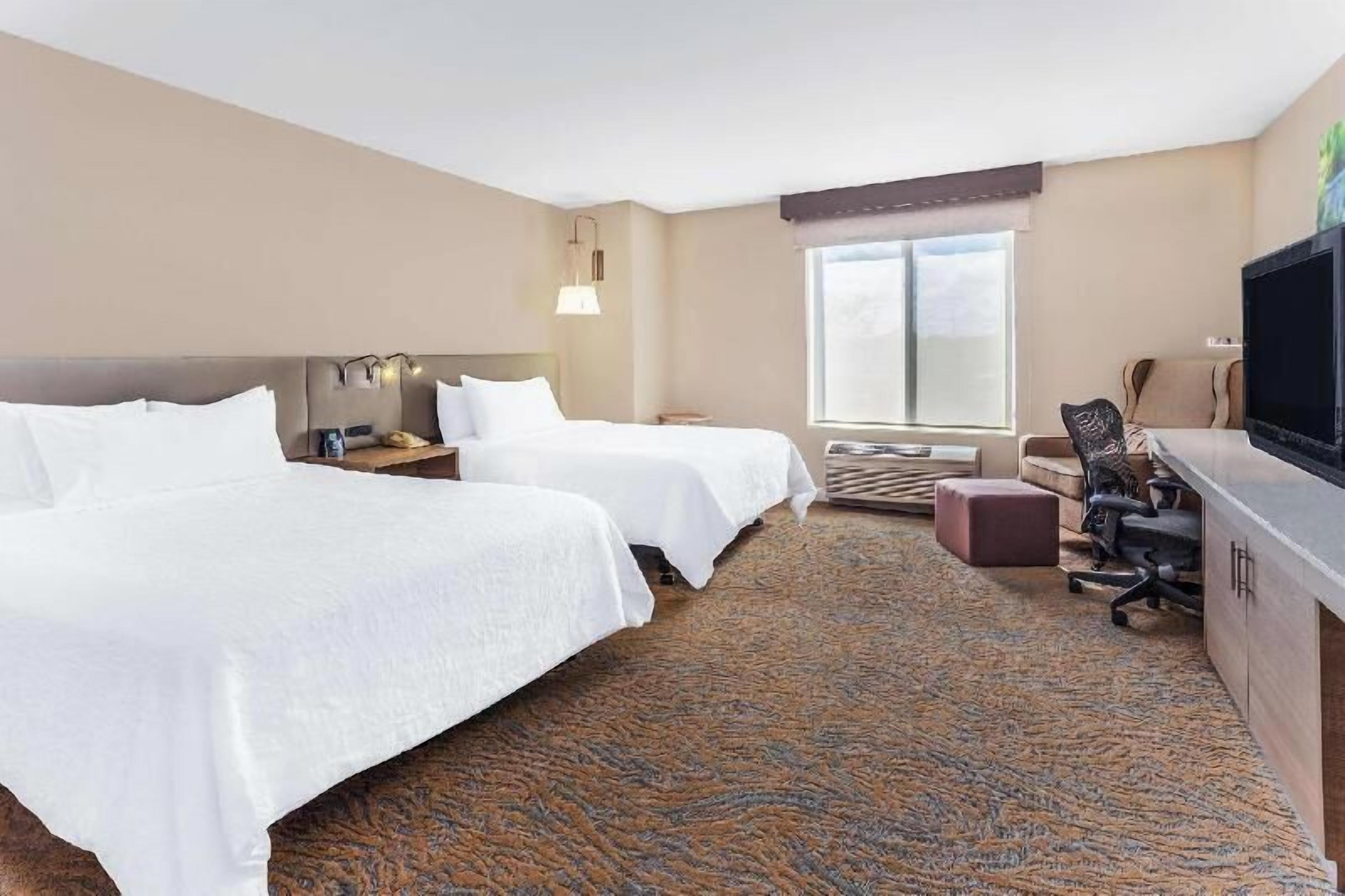 Premium bedding, in-room safe, iron/ironing board