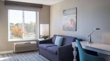 Kamer, 1 kingsize bed met slaapbank | Luxe beddengoed, een kluis op de kamer, een strijkplank/strijkijzer