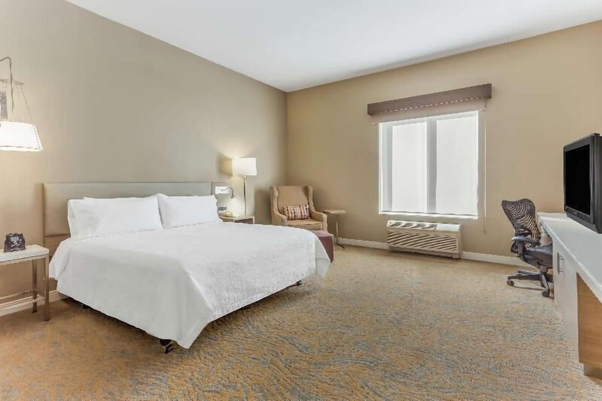 Premium bedding, in-room safe, iron/ironing board