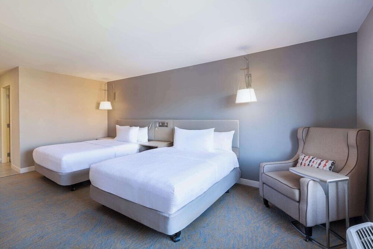 Premium bedding, in-room safe, iron/ironing board
