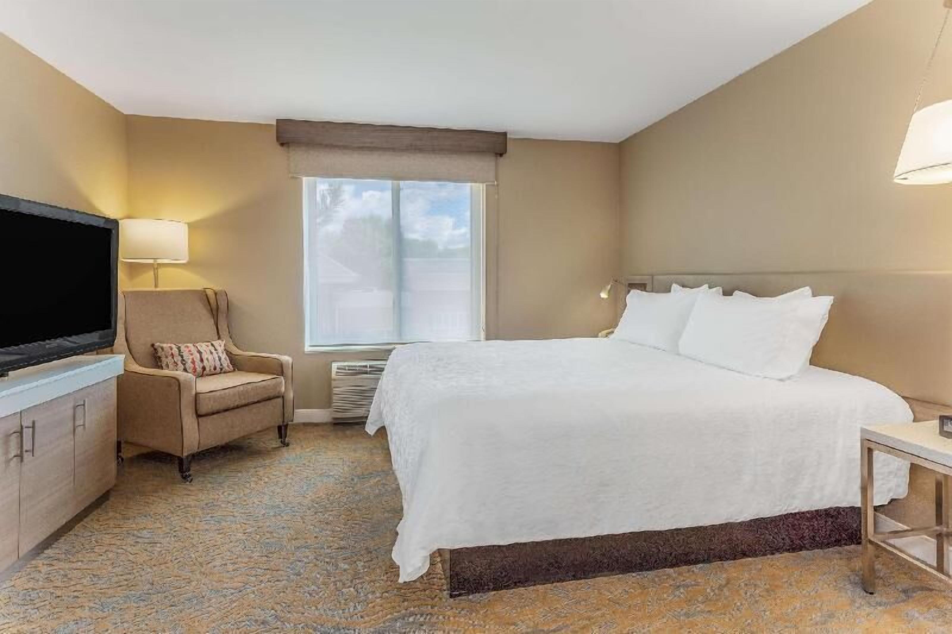 Premium bedding, in-room safe, iron/ironing board