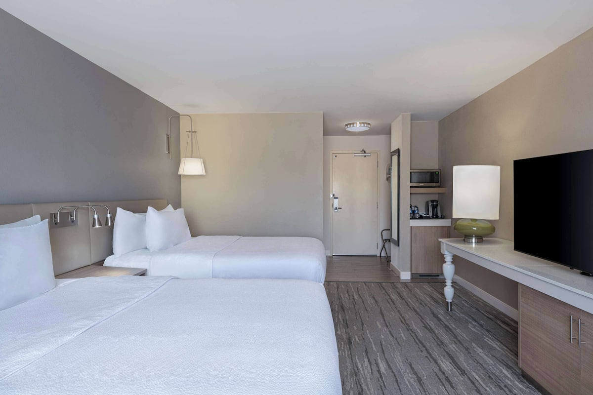 Ropa de cama de alta calidad y caja de seguridad en la habitación