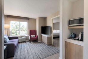 Suite, 1 kingsize bed | Woonruimte | Een flatscreentelevisie