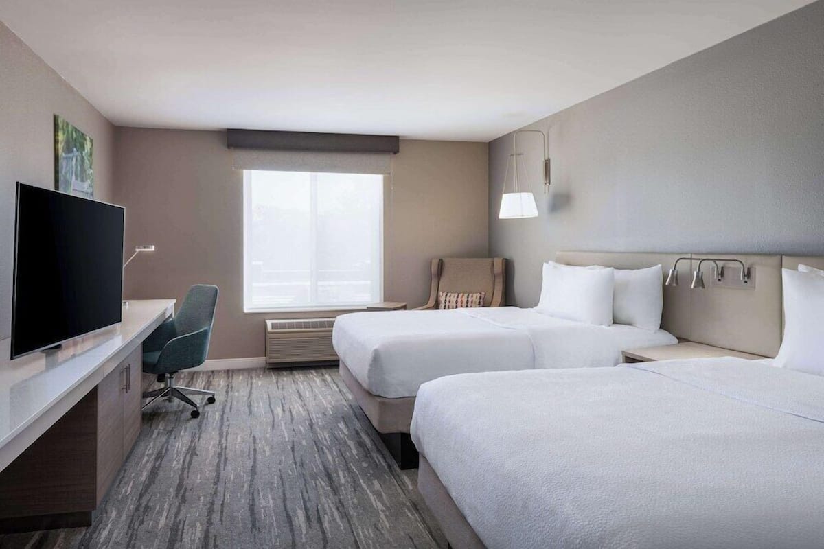 Premium bedding, in-room safe, iron/ironing board