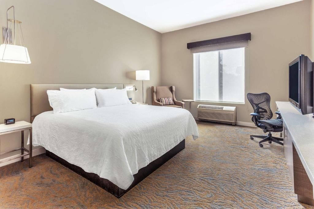 Premium bedding, in-room safe, iron/ironing board