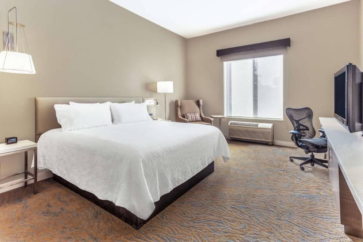 Premium bedding, in-room safe, iron/ironing board