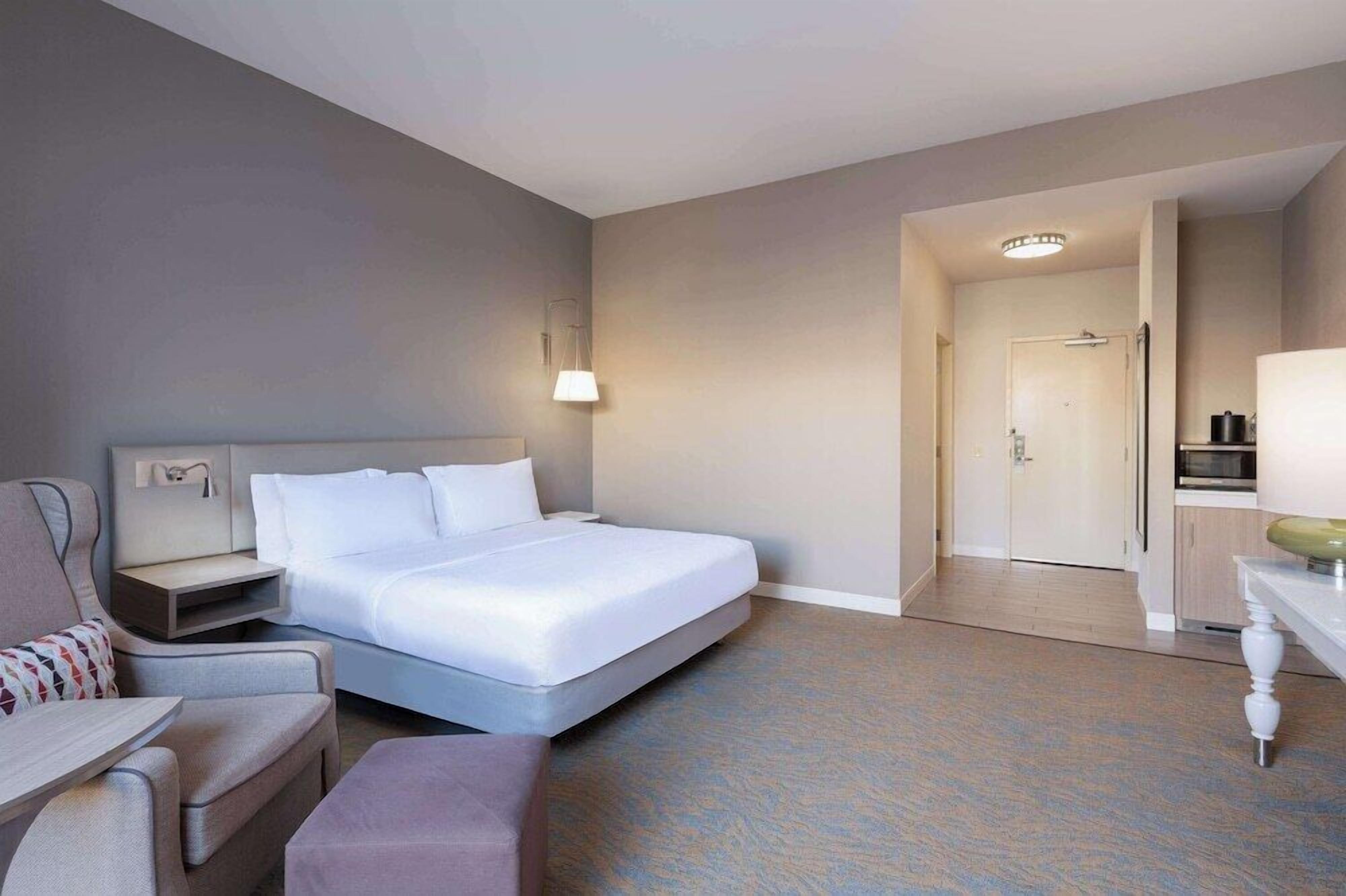 Premium bedding, in-room safe, iron/ironing board