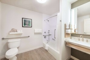 Badekar, gratis toiletartikler, hårtørrer, håndklæder