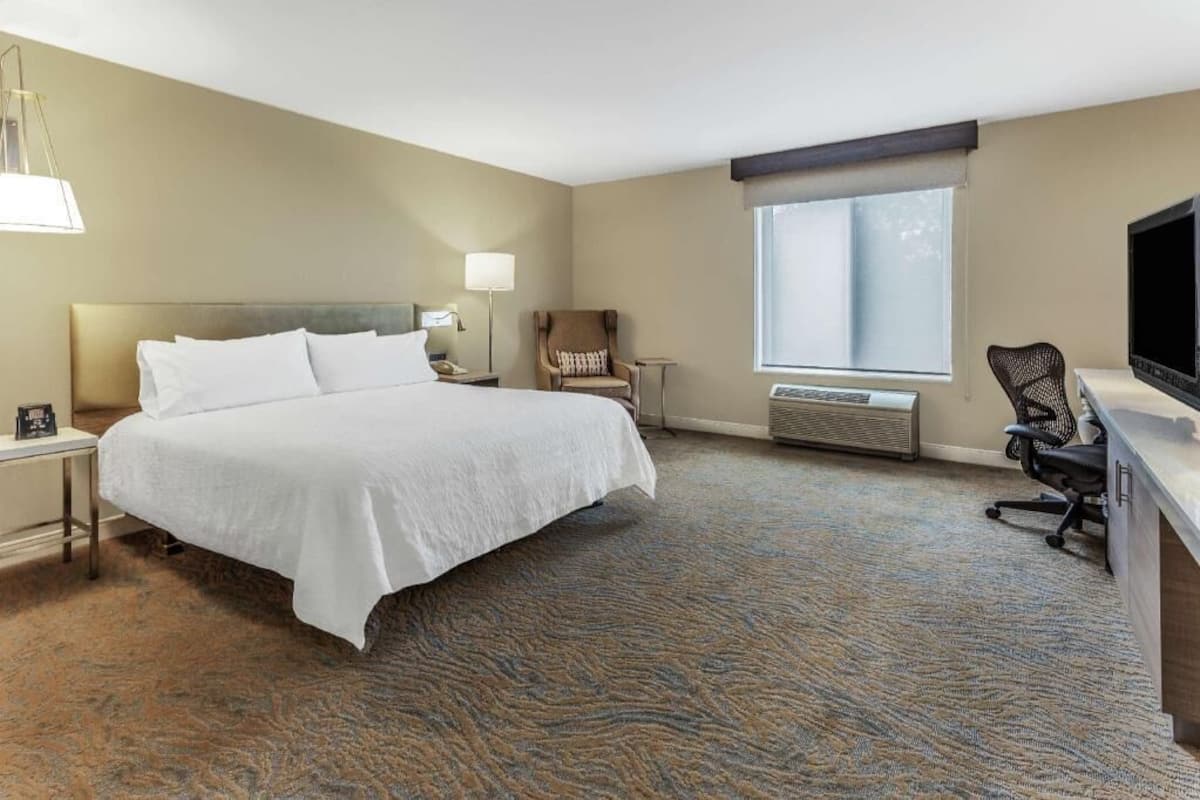 Premium bedding, in-room safe, iron/ironing board