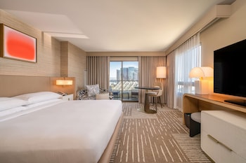 1 Bedroom Suite - Accs Shw | Premium bedding, pillowtop beds, in-room safe, desk at Hilton San Diego Gaslamp Quarter