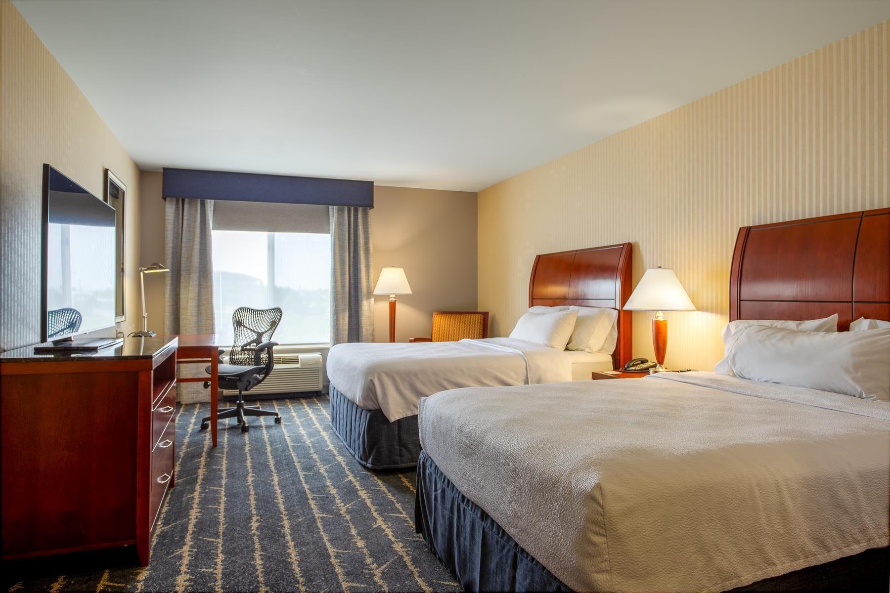 Hochwertige Bettwaren, Schreibtisch, laptopgeeigneter Arbeitsplatz