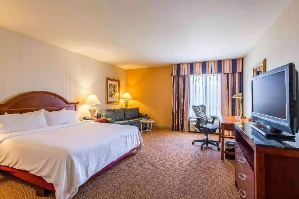 1 bedroom, premium bedding, desk, laptop workspace